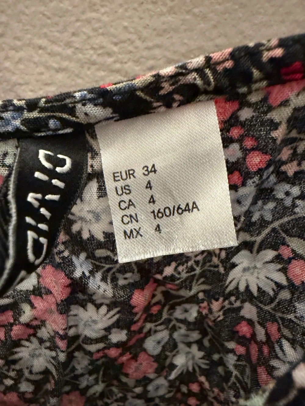 H&M Divided Floral Romper Red Pink Ditsy Print V-Neck Spaghetti Strap Size 4‎